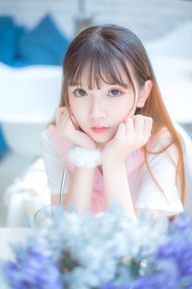 青春，就是要疯狂的奔跑，然后华丽的跌倒。奔跑，就是走出自己的小世界，走向外边的大世界，不怕折腾，勇于传递自己的正能量。跌倒，就是有屡败屡战的勇气，和一分青春永恒的冲动，青春，需要我们大步的奔跑。